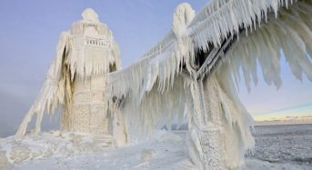 Vẻ đẹp độc đáo của hồ Michigan ở Chicago vào mùa đông