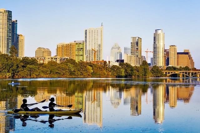 Chèo thuyền trên hồ Lady Bird là hoạt động phổ biến được nhiều người lựa chọn