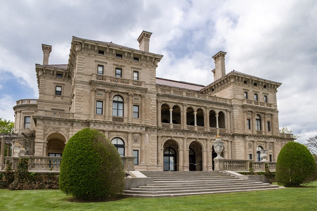 Lâu đài Breakers xây dựng vào thế kỷ 19, đây là công trình lấy cảm hứng từ các cung điện thời kỳ Phục hưng ở Ý