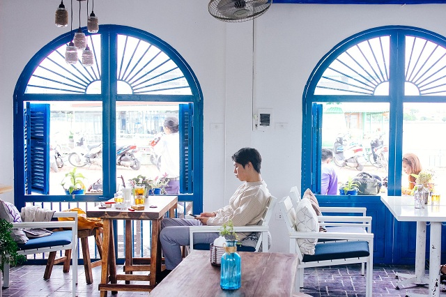 Santorini Vibes có không gian đẹp, với hai tong màu chủ đảo là trắng và xanh